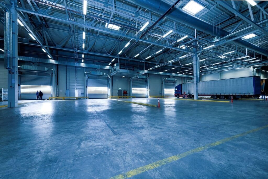 Galpão industrial com iluminação LED