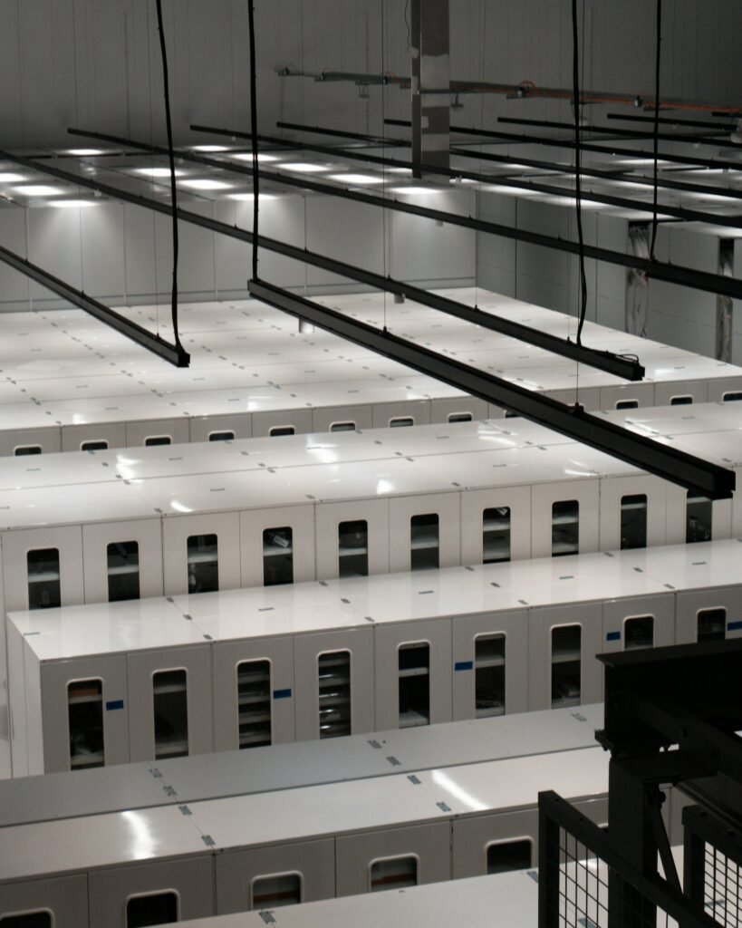 Sala com gabinetes de baterias de um sistema de armazenamento