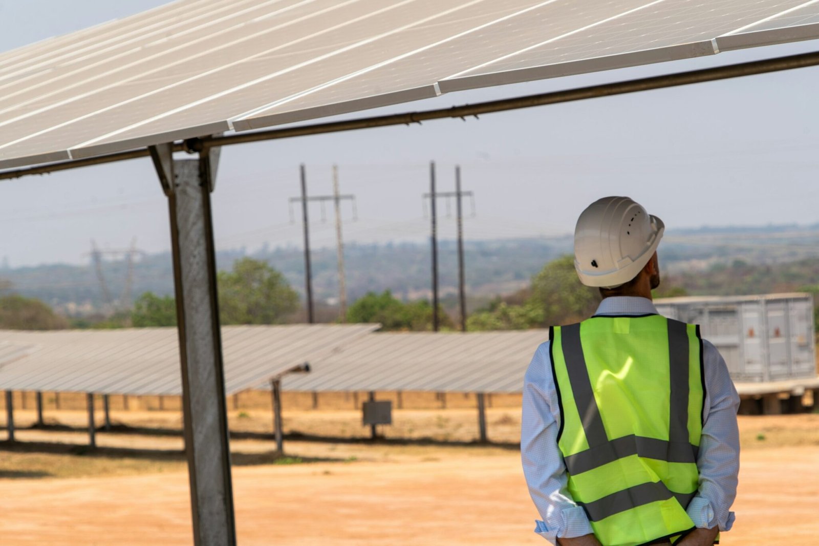 Profissional observando usina solar de grande porte