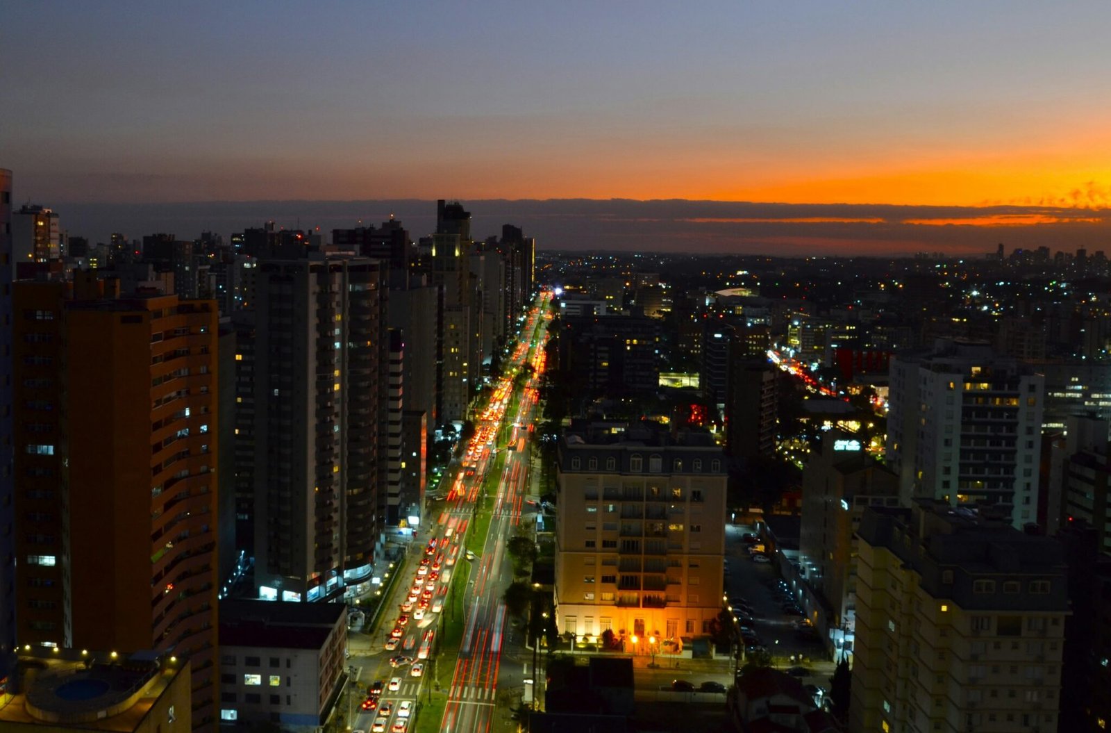 Curitiba ao entardecer, com as luzes da cidade acesas