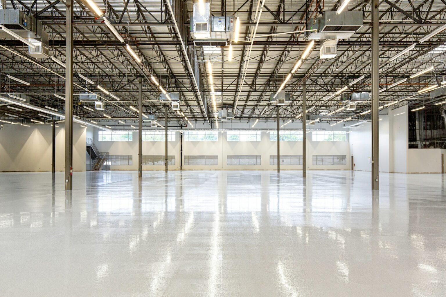Galpão industrial com iluminação LED