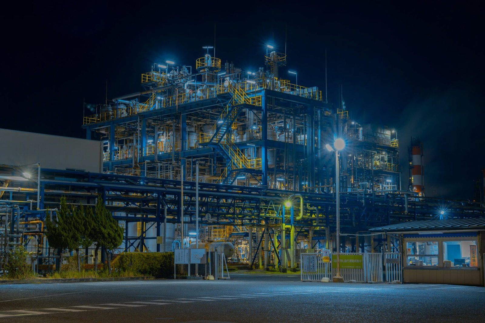 Planta industrial iluminada à noite