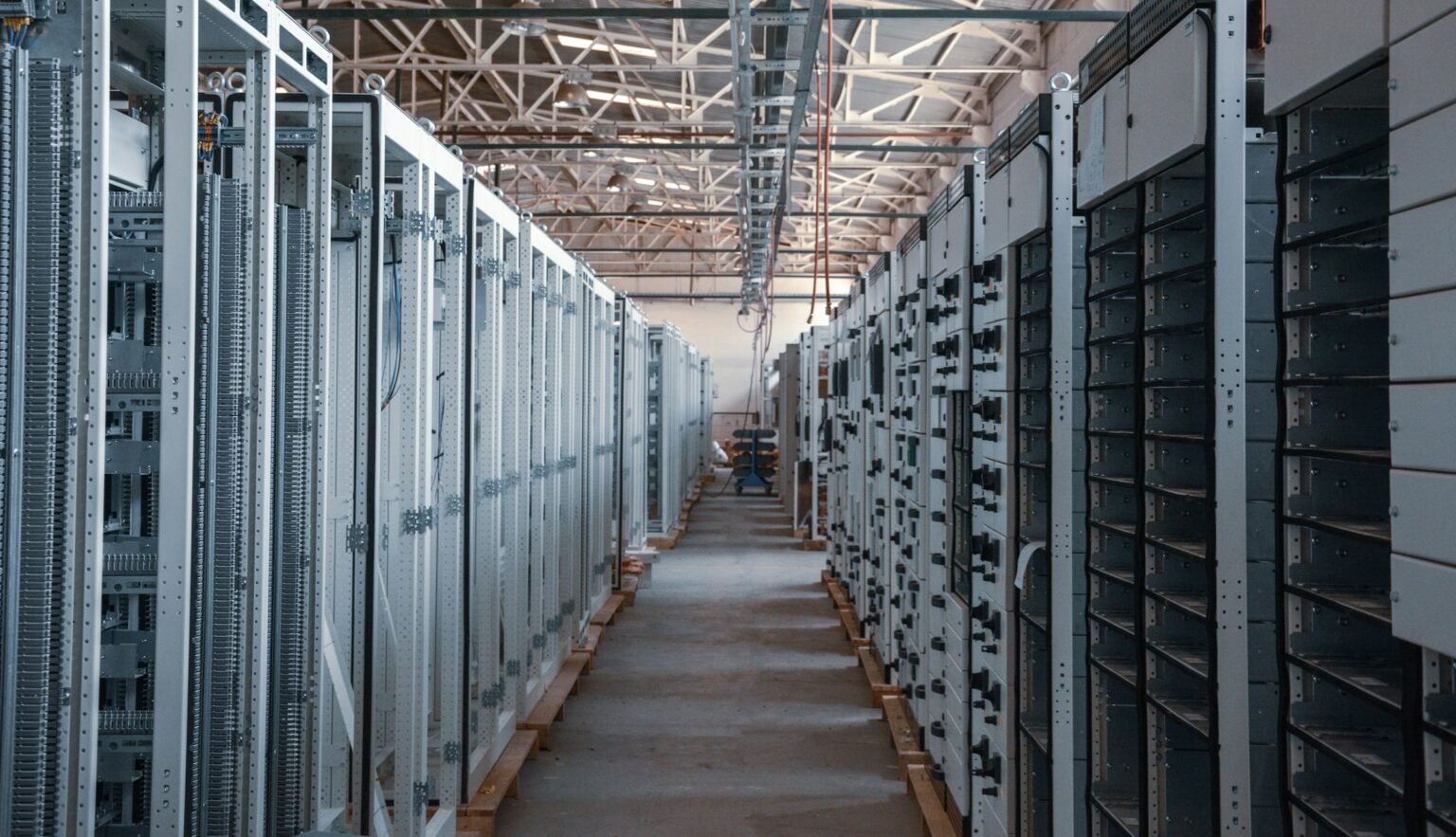 Corredor de painéis elétricos em instalação industrial