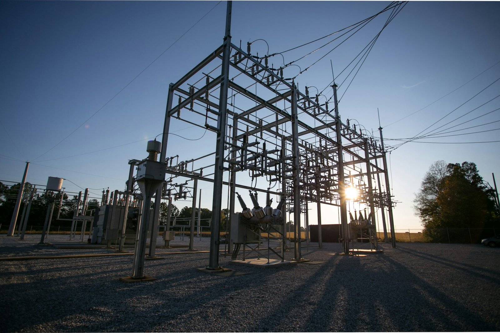 Subestação de energia ao entardecer